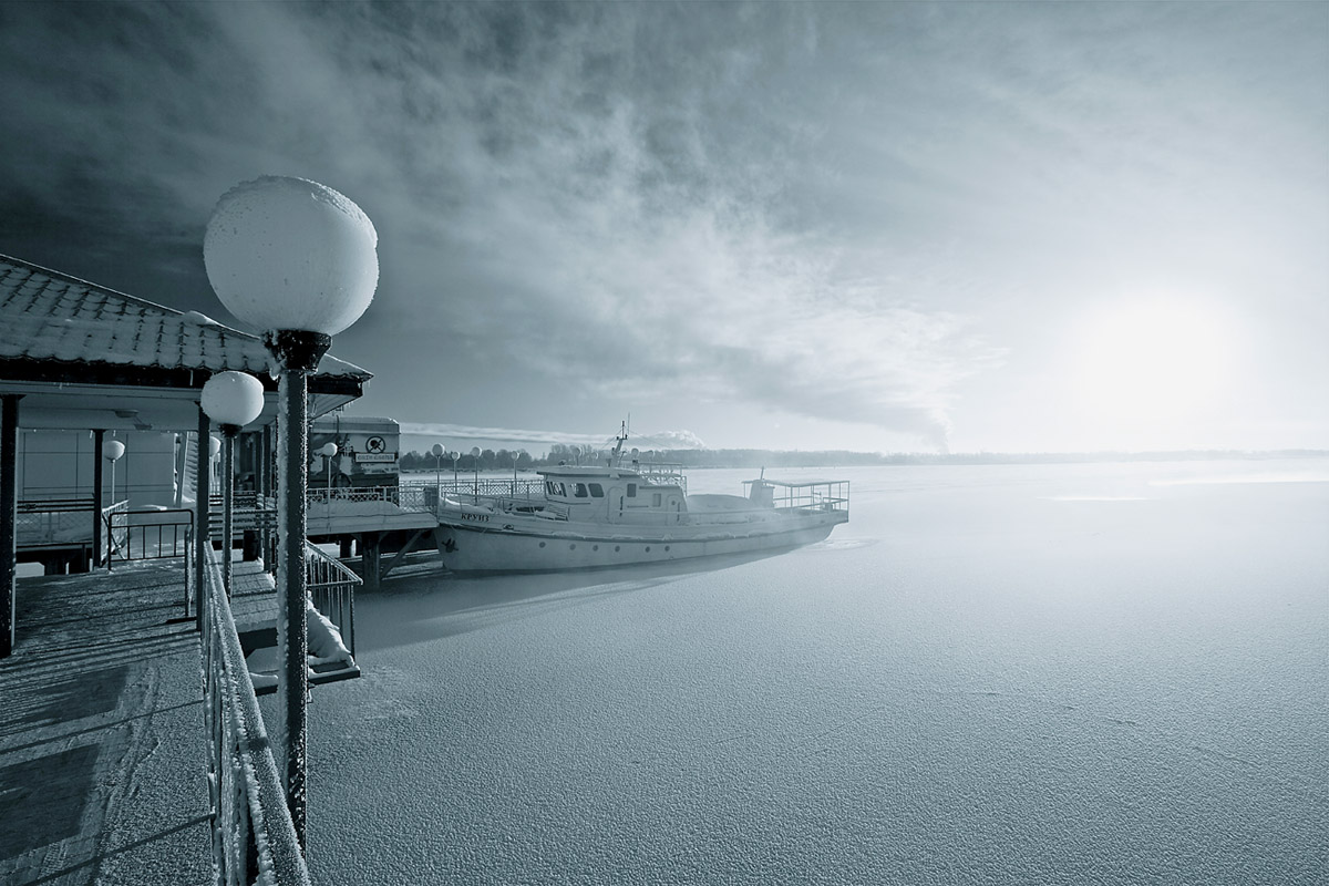Der Blitz auf der rechten Seite.