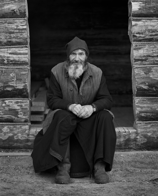 Portrait in einem Hauseingang