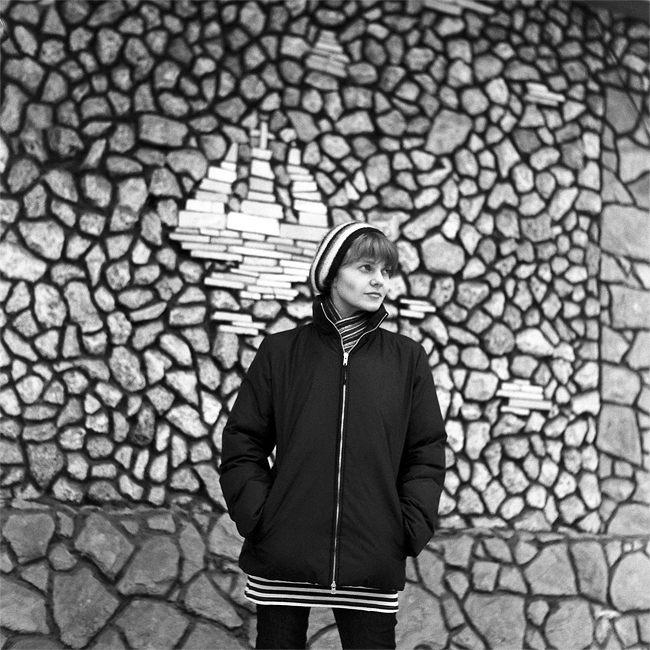 Vertrauensvoll an das Ufer hinab