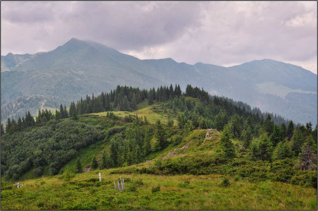 An der Grenze der Wolken gehen mürrisch