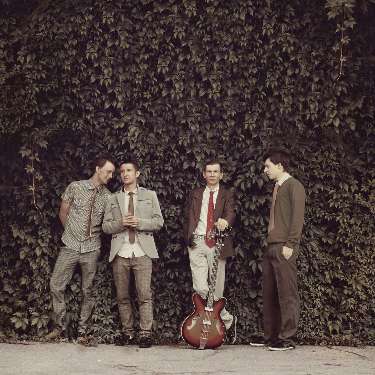 Nicht gegen die Türen lehnen