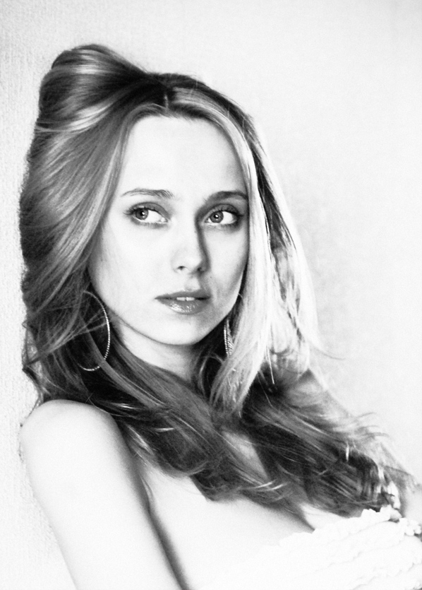 Portret devushki u steny