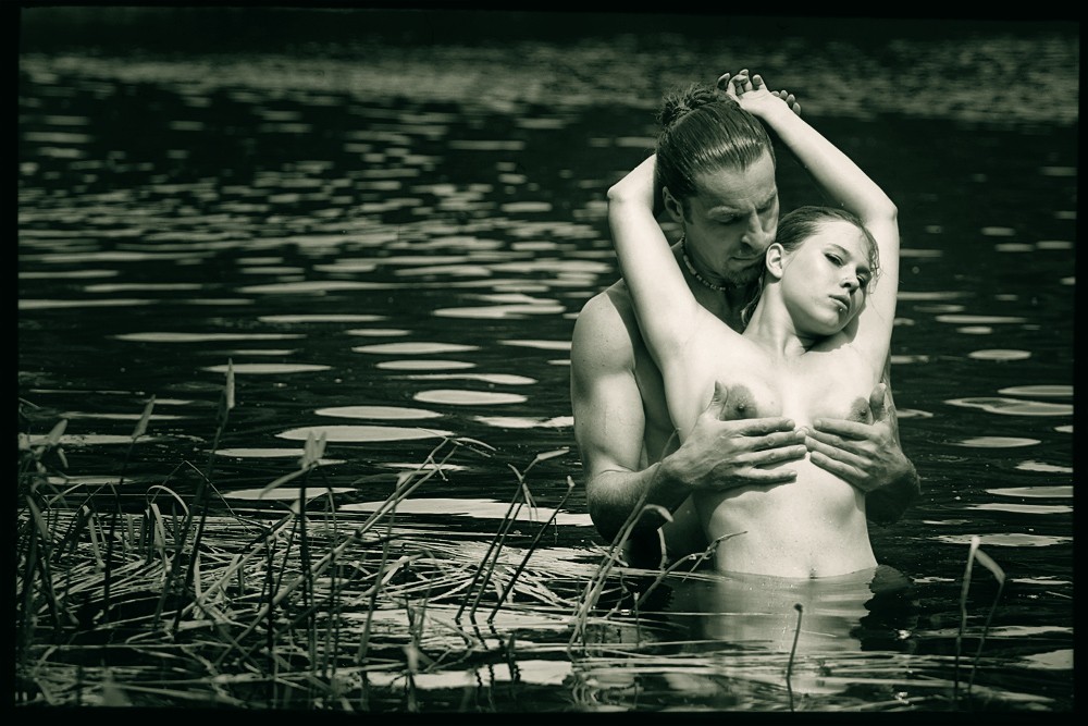 Obnimi moi hrupkie plechi, Nezhnym vzgljadom menja obmani.