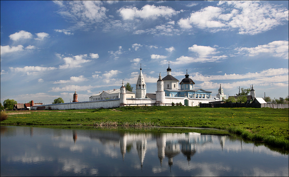 *** Unter blauem Himmel.