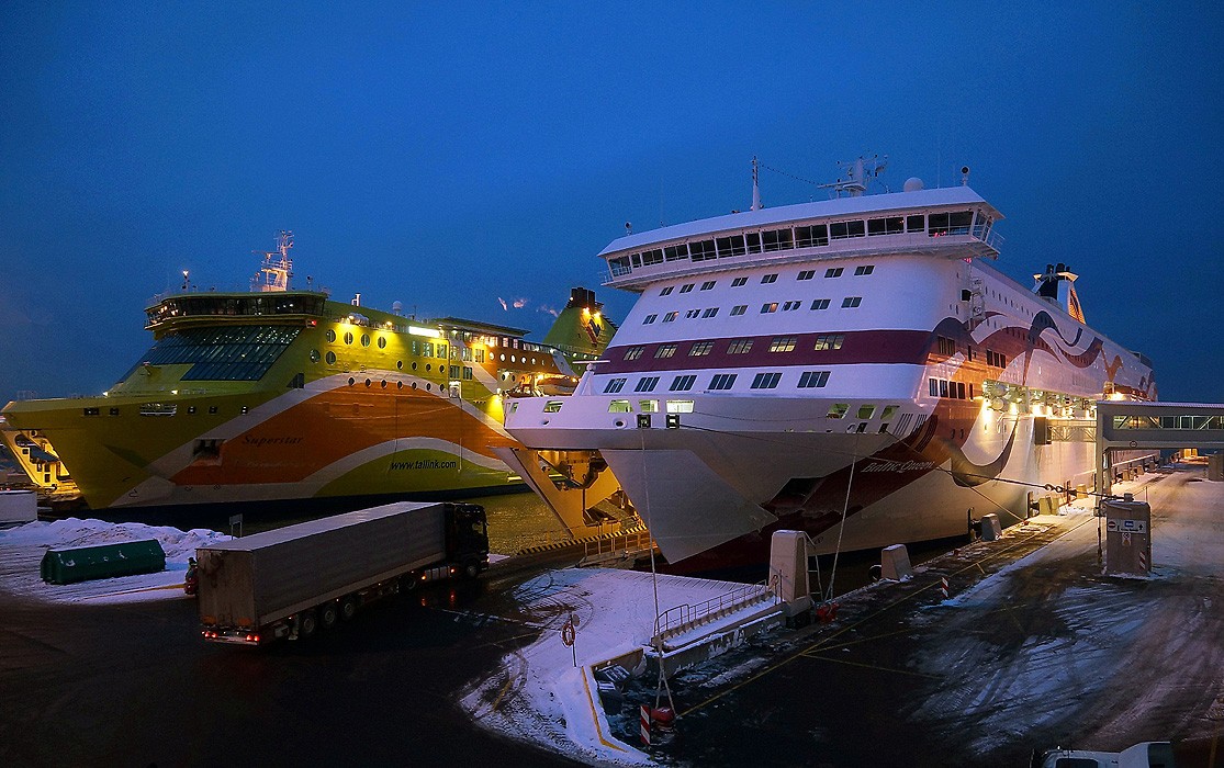 Laden Sie die Fähre.