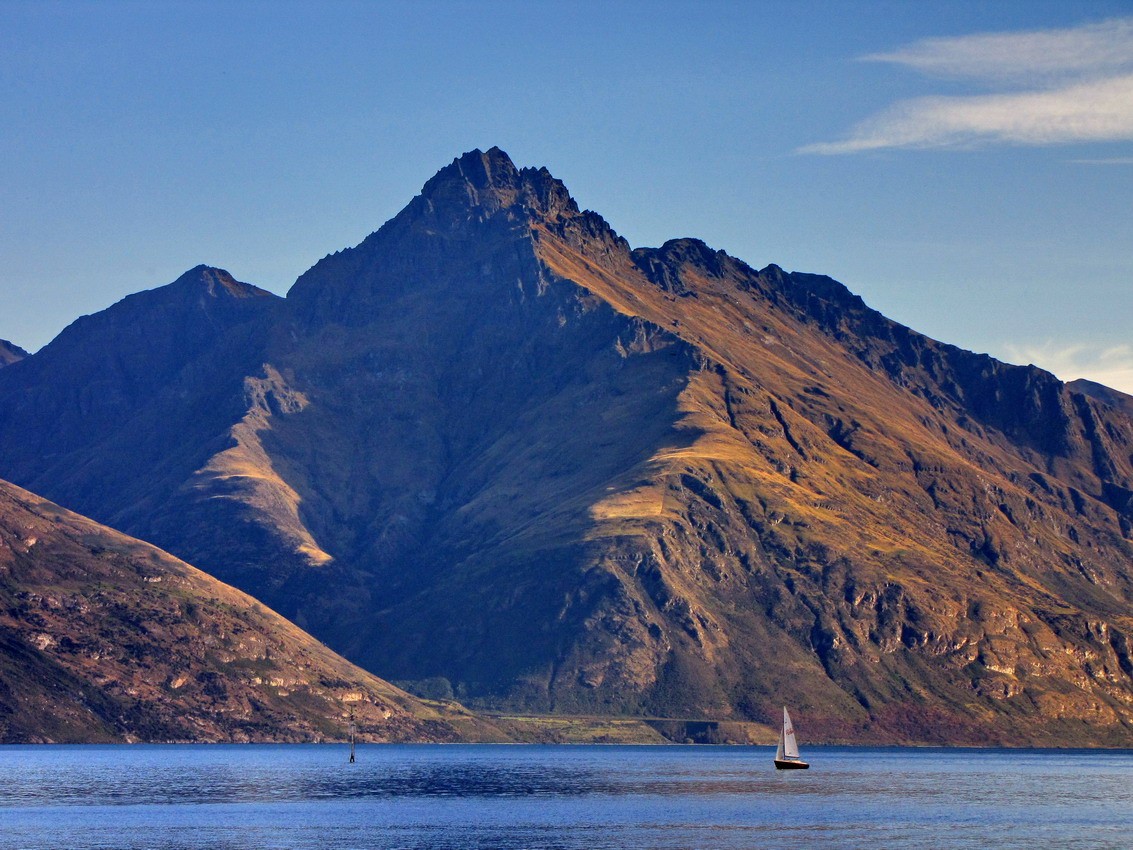 Langer und steiniger Weg auf dem Hintergrund der Bergkette ...