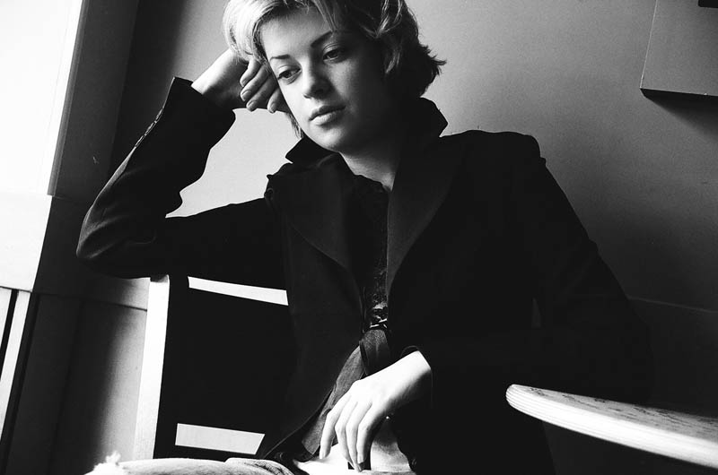 Porträt eines Mädchens im Café