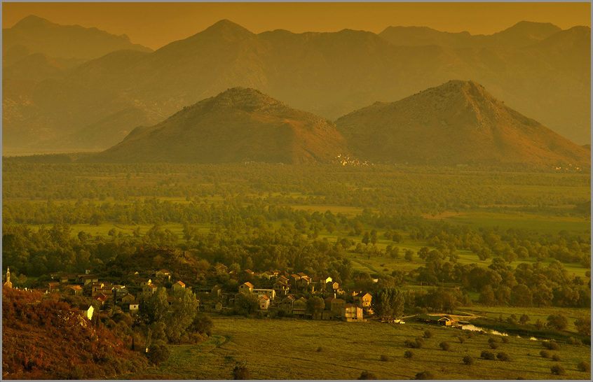 Herbst-Abend im Dorf Dodoshi