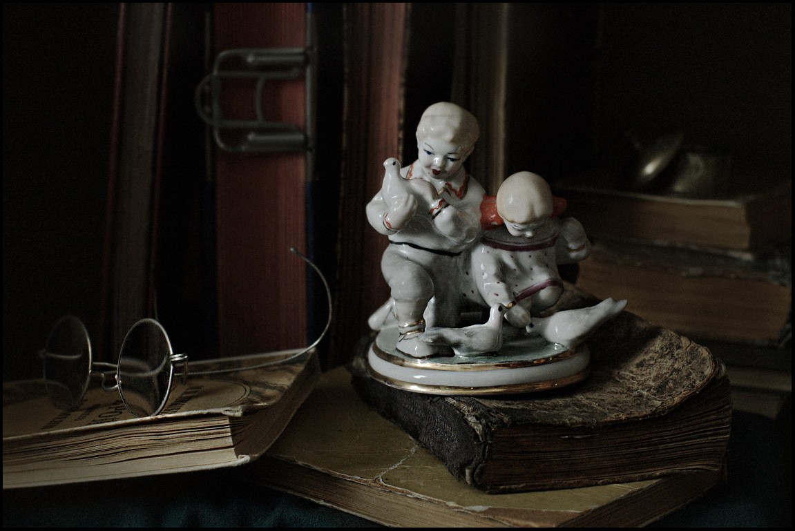 auf dem Bücherregal