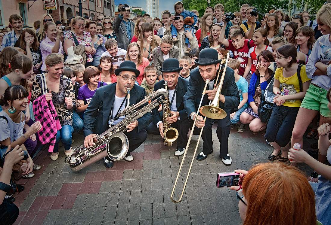 Fuhren die Straßentheater ...