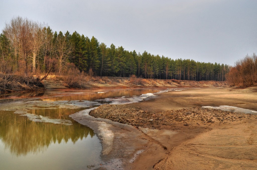 In dem Kanal Fluss Ob, April 2012