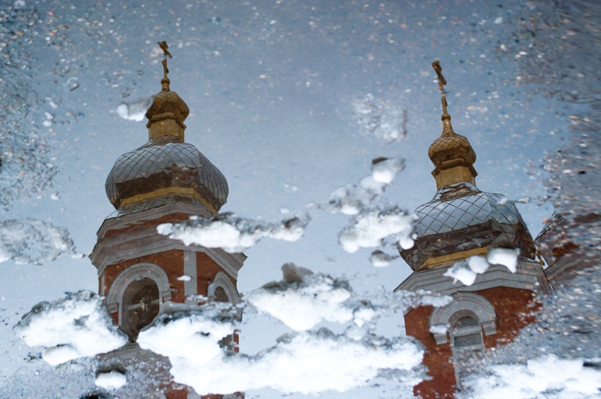 Über dem blauen Himmel ist eine goldene Stadt ...