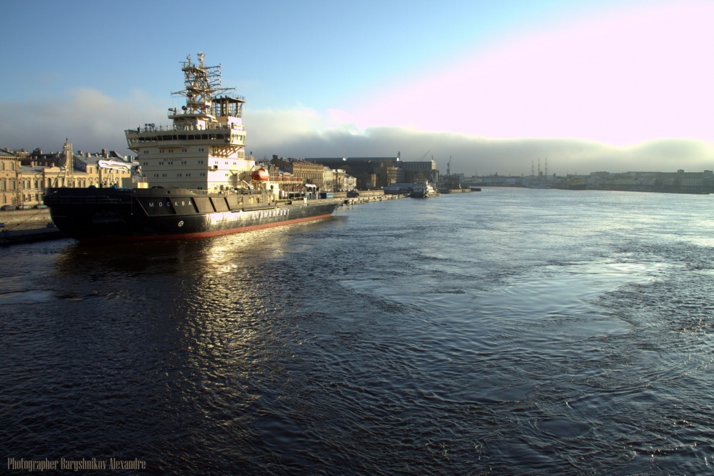 Schiff auf der Newa