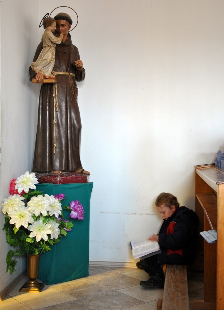 Von einem frühen Alter blättert in der Bibel