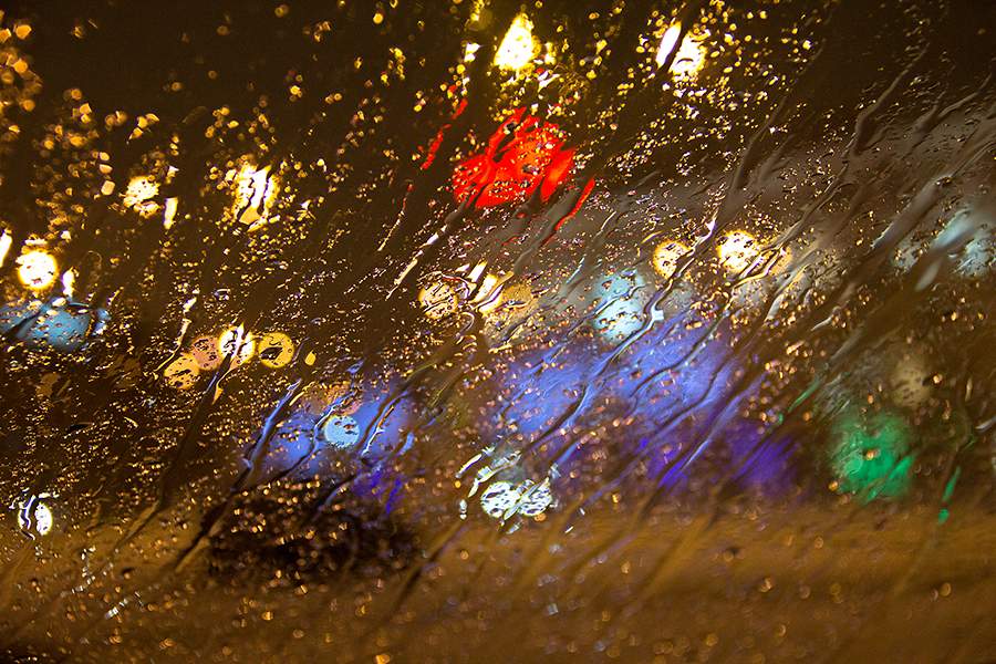 die Farbe der Stadt durch das Glas