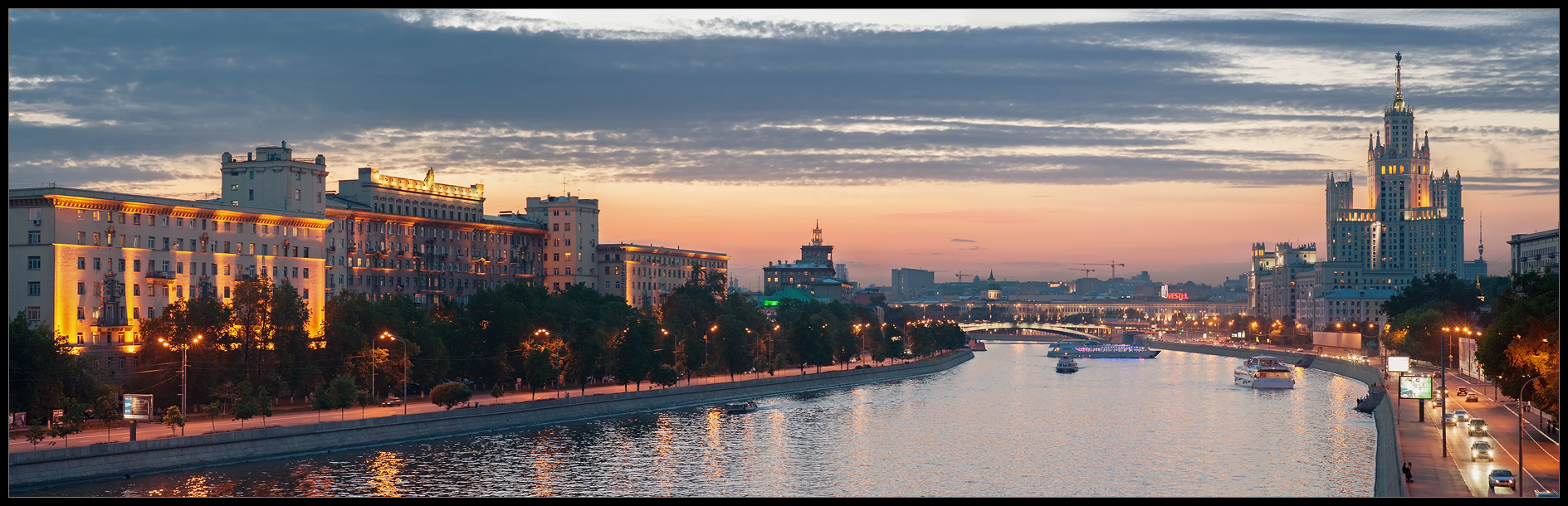 Abend an der Waterfront Kosmodamianskaya