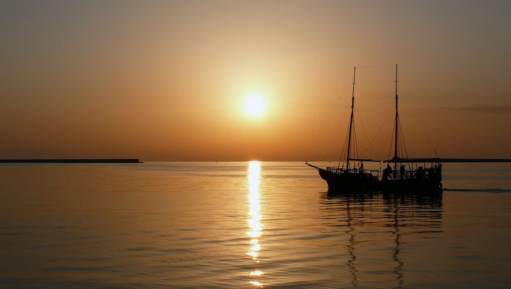 Das Treiben in den Sonnenuntergang ...