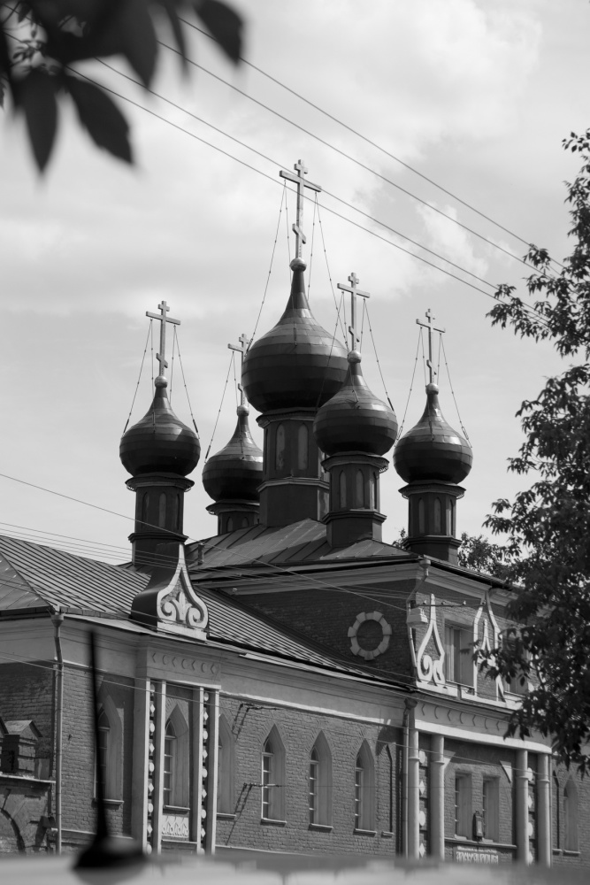 Der Glockenturm und die Heilig-Kreuz-Kirche in St. Nikolaus Edinoverie Kloster in Moskau.