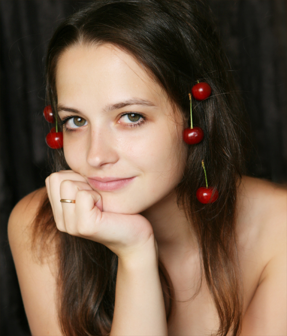 Mädchen mit Kirschen