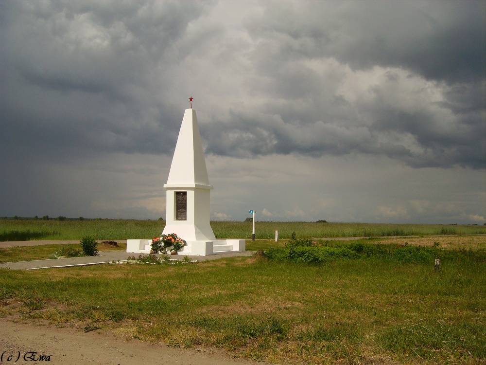Ein Denkmal in der Nähe der Straße.
