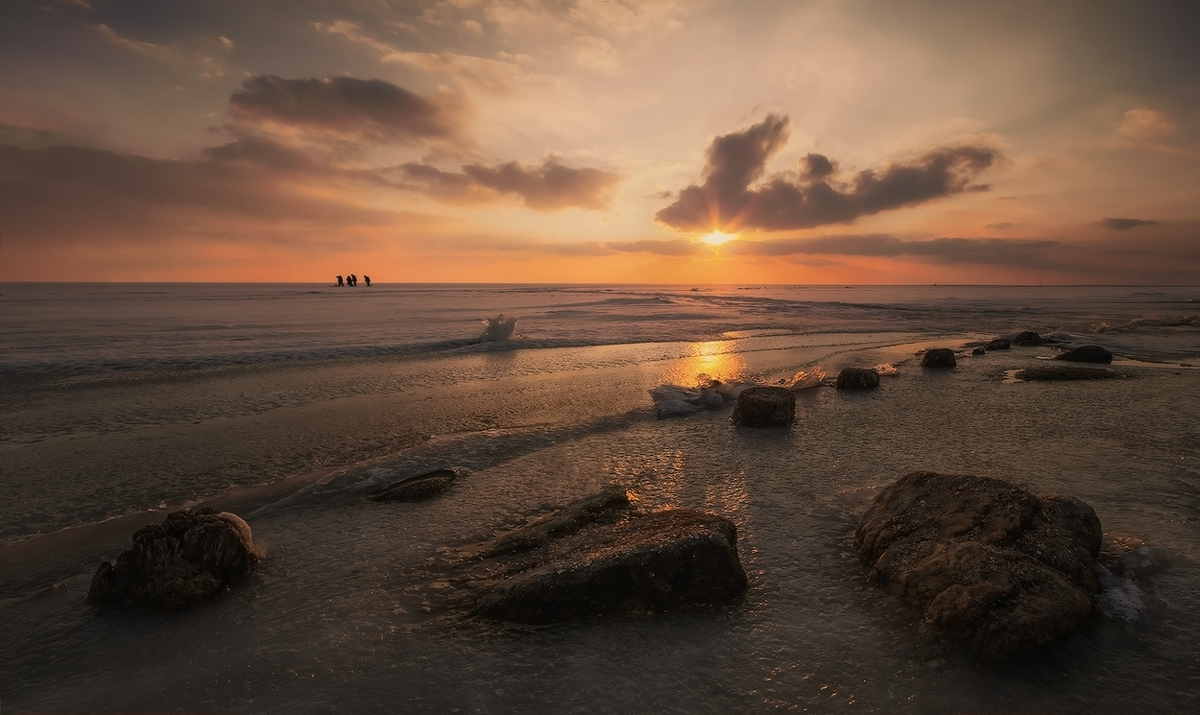 In den goldenen Strahlen der untergehenden Sonne
