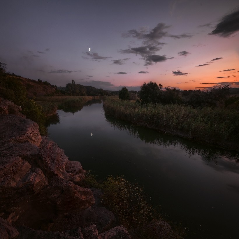Unter der ruhigen Rascheln der kommenden Nacht