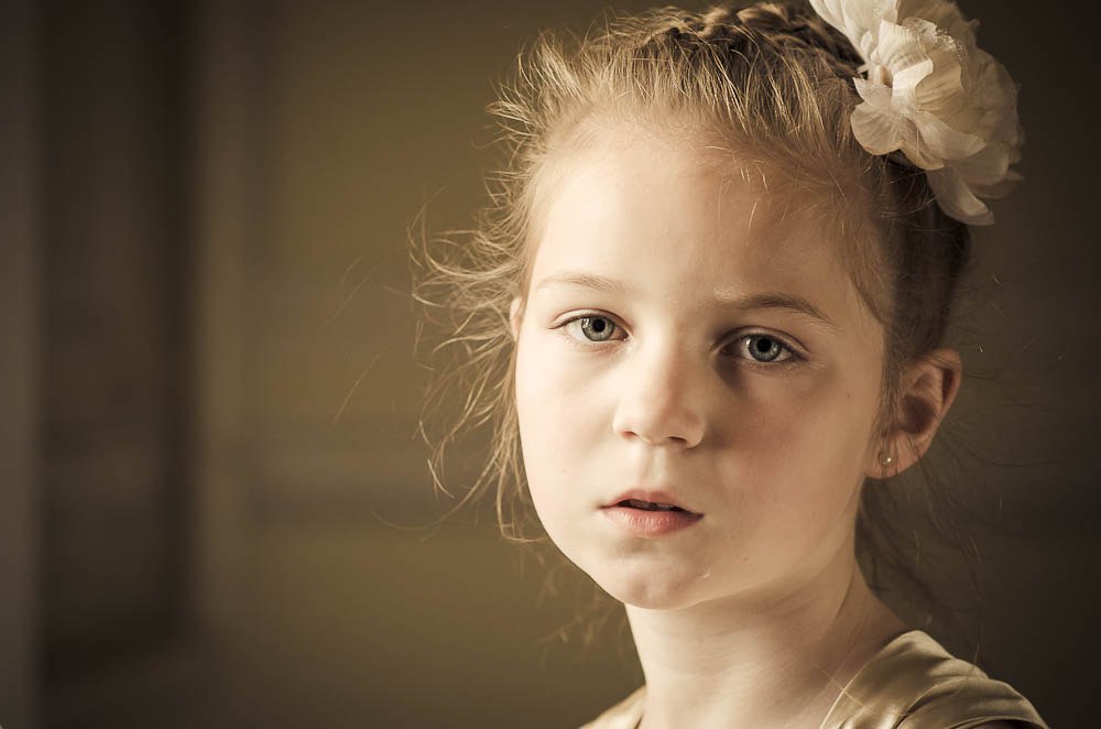 Das Mädchen am Fenster.