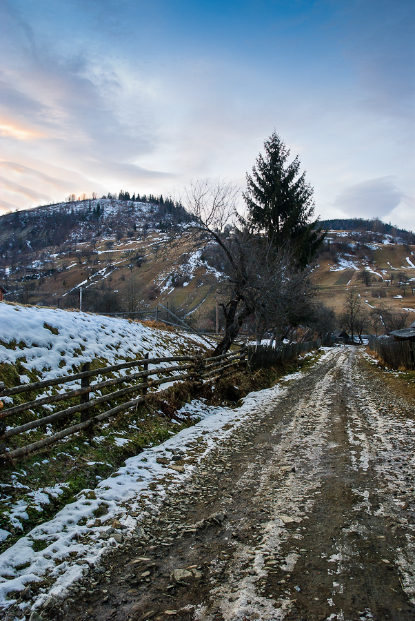 Abend in der Karpaten-Dorf