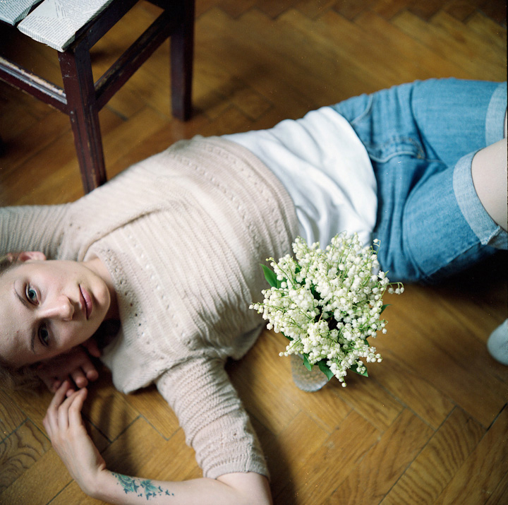 Les (Hochformat mit Maiglöckchen)