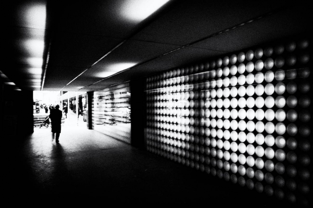 Kommend aus der Dunkelheit, das Licht geht.