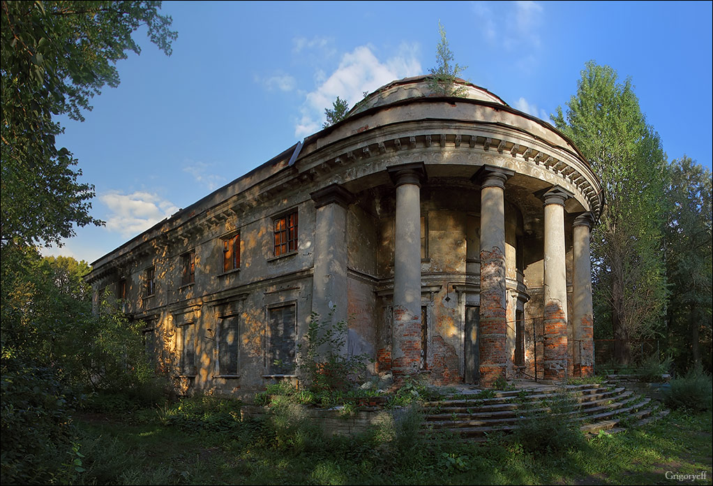 Sonnenuntergang Utkin Hütten. Die Frontansicht