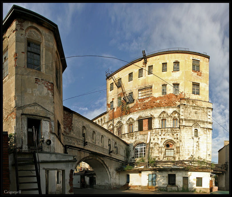 Die schwierigste religiöse Gebäude von St. Petersburg. Tempel 300 Jahre Romanov