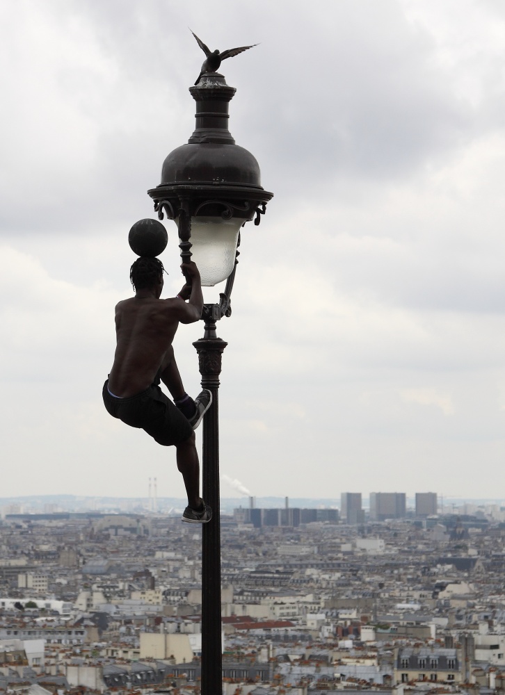 Silhouetten in den Hügeln von Montmartre.