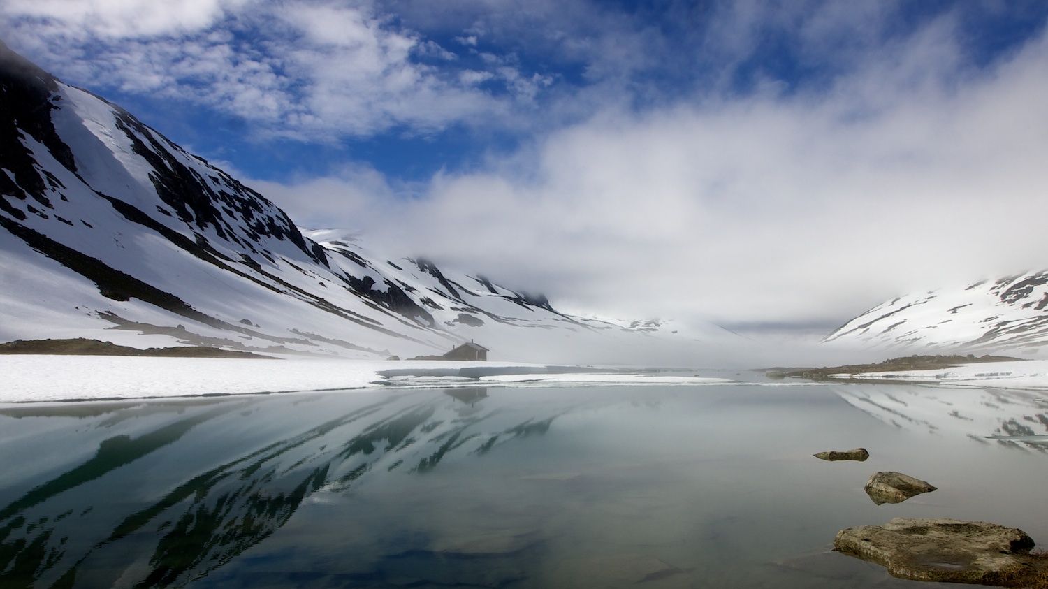 Norwegen, im Juli, Wasser, Berge, Sonne und Nebel.