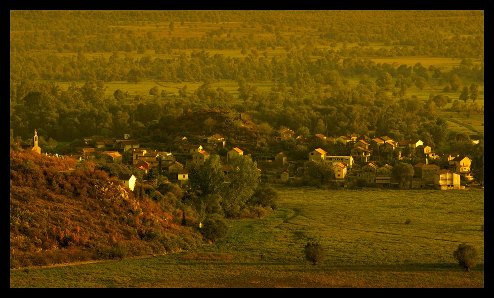 Herbstabend im Dorf Dodoshi
