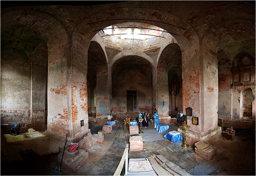 Die erste Göttliche Liturgie, nach Jahren der gottlosen