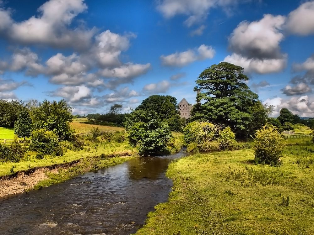 Fluss ... und Rasen, die Wolken ...