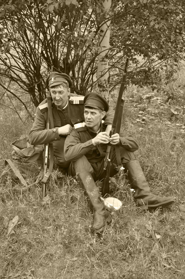 Zwei Kameraden wurden Serving