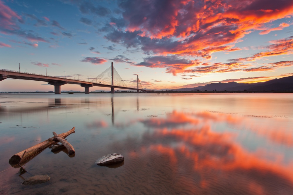 Sonnenuntergang über dem Fluss