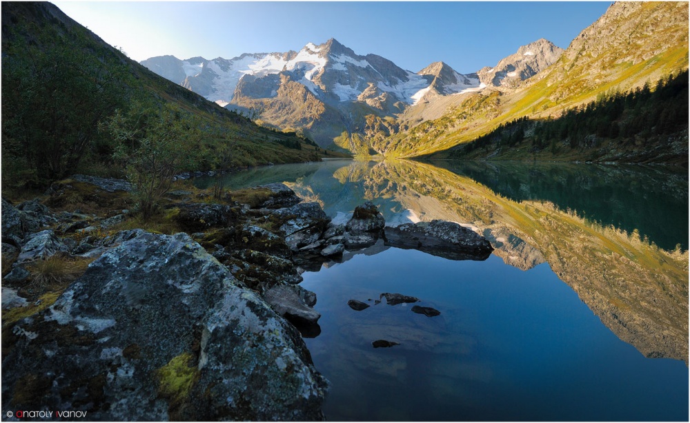 Die Transparenz des Berges in den Morgen