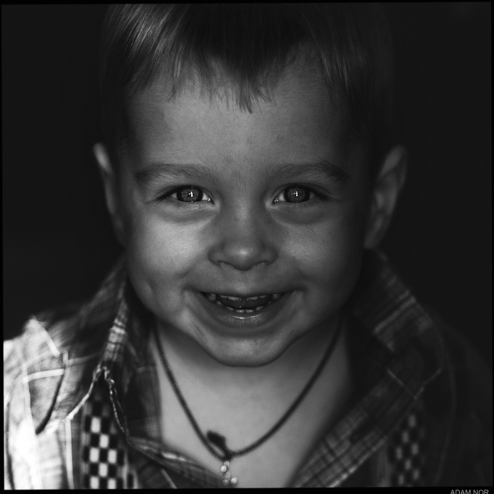 Ein Junge in einem Käfig mit einem Kreuz