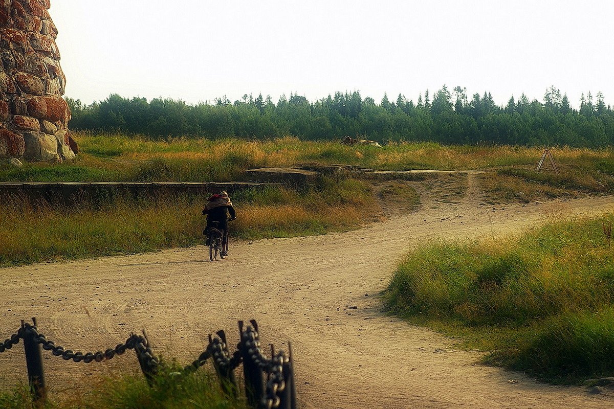 Eine Frau auf dem Fahrrad ..