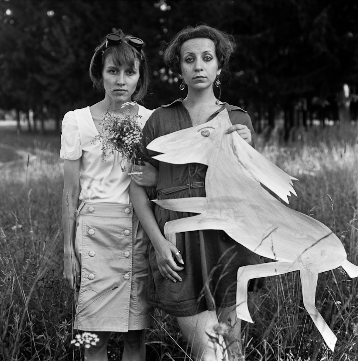 Lucy und Tania Lisovskaya Hirschleder mit dem Roten Kon