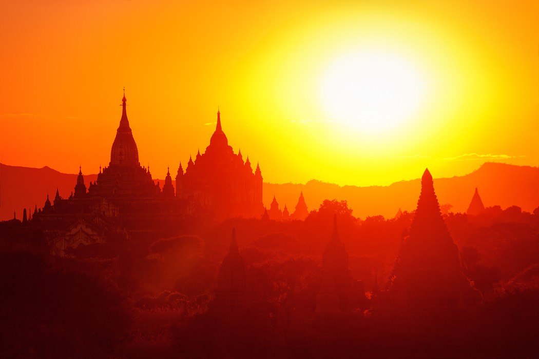 Eines der größten architektonischen Komplexe in Asien - Bagan in Burma (Myanmar) bei Sonnenuntergang
