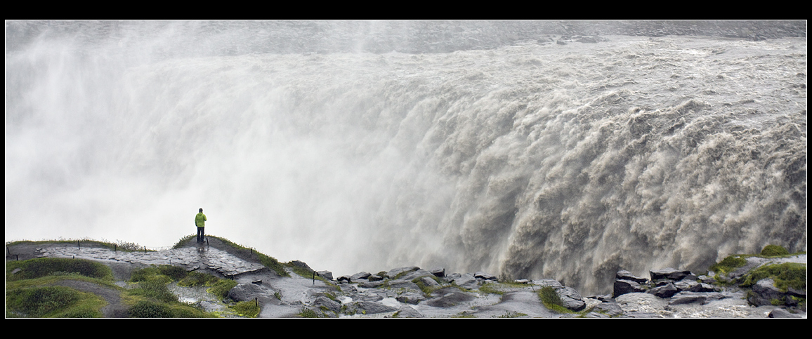 All die Kraft und Stärke des Wasserfalls .... Detifoss, Island.
