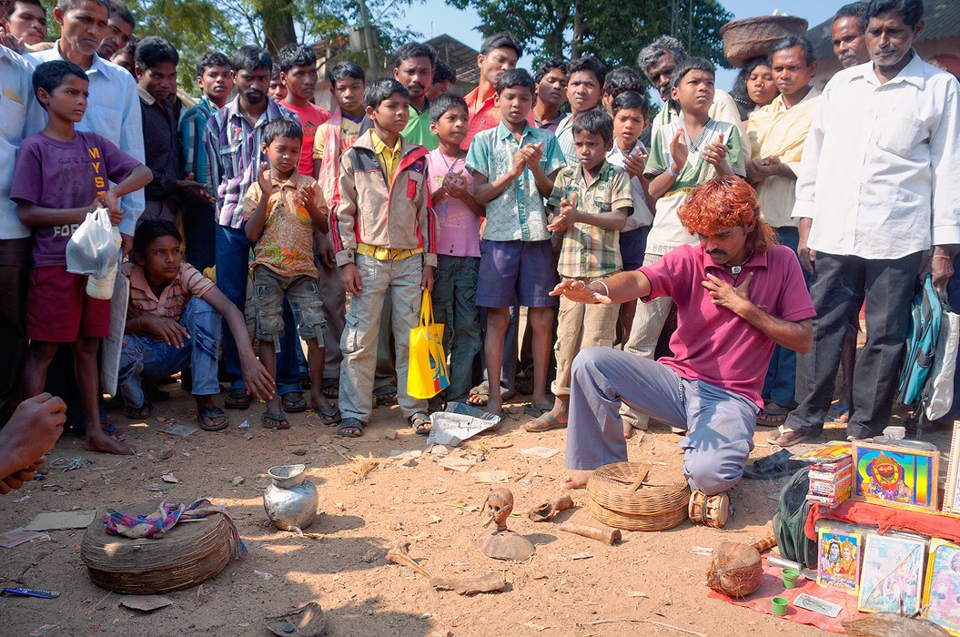 Dorfhexe kommuniziert mit einer Puppe auf einem Stück des Schädels