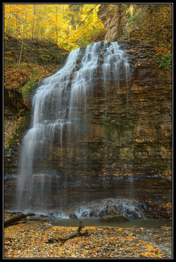 Wasserfall im Herbst.