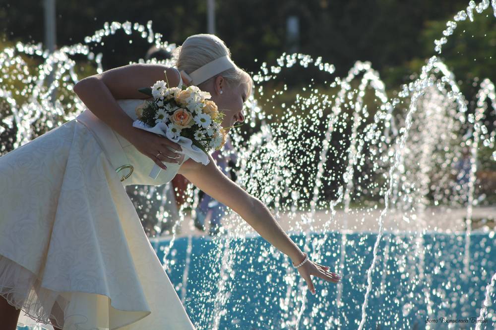 . . . у фонтана