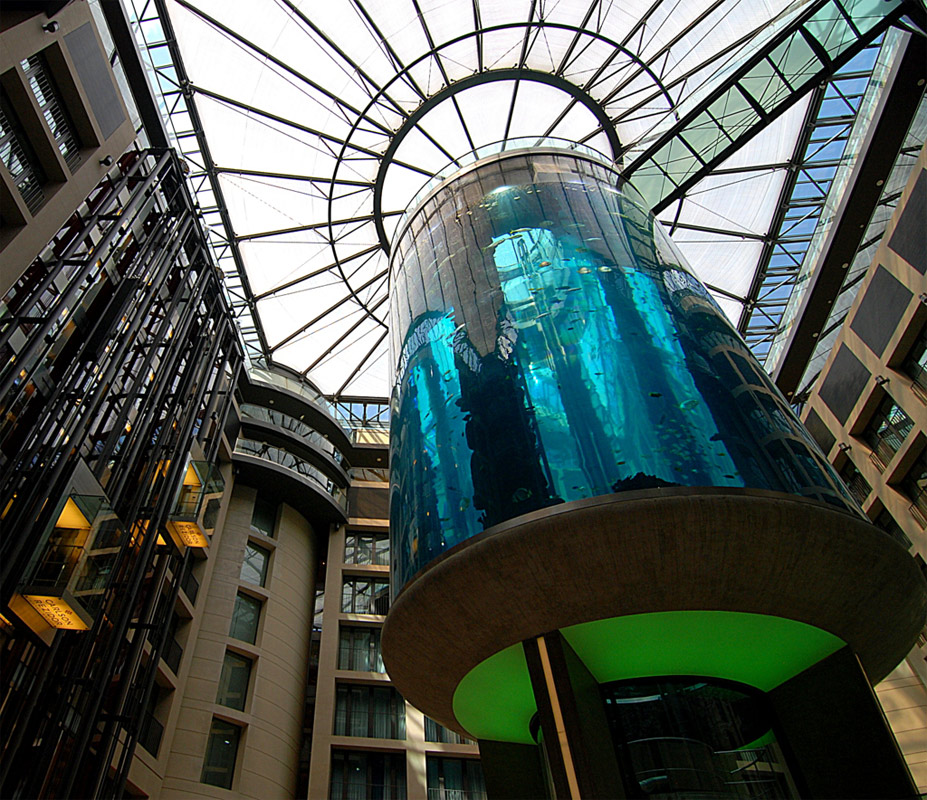 Die größte zylindrische Aquarium der Welt