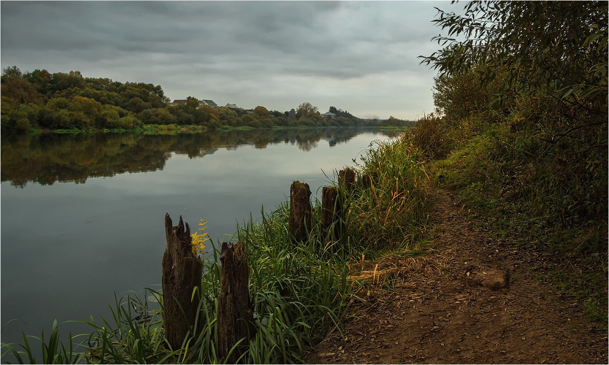 Bedeckt Herbstabend am Strand